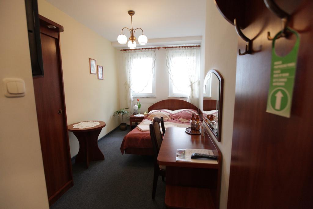 Hotel Restauracja Kaukaska Jadwiga Choroszy Wolsztyn Habitación foto